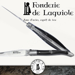 Fonderie de Laguiole POISSON: Couteau Legende 1212 du p�cheur - manche Acrylique Noir avec inclusion de 2 mouches artificielles avec hame�ons - lame acier inox 12C27 - ressort guilloch� main - Abeille motif POISSON FORGÉE taill�e et cisel�e main 