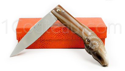 Couteau Capucin par Pierre Cognet - Bélier, plein manche pointe de corne sculptée
